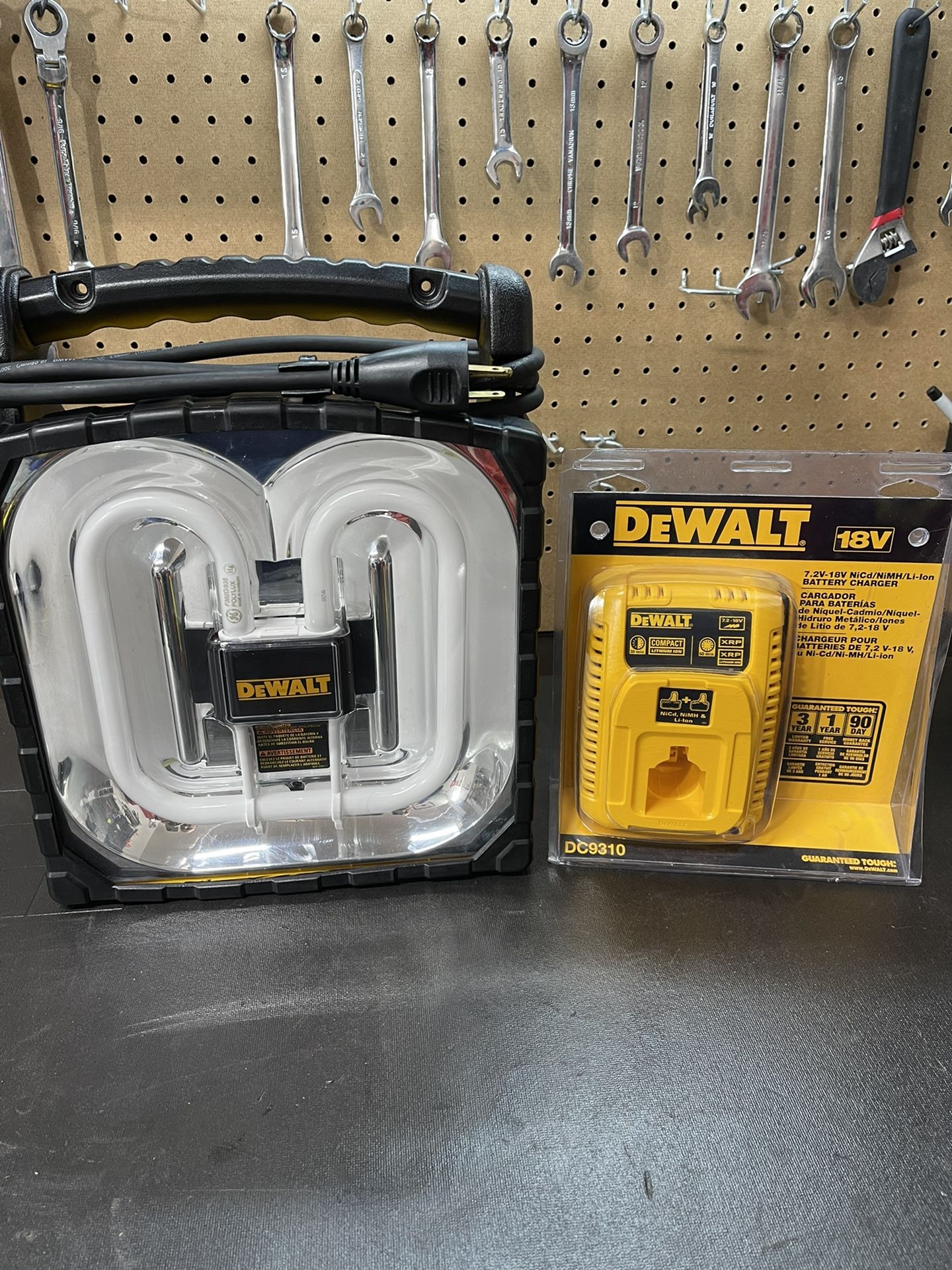DEWALT DC020 Cordless / Corded Worklight 12 V 18 Volt Tool & Charger