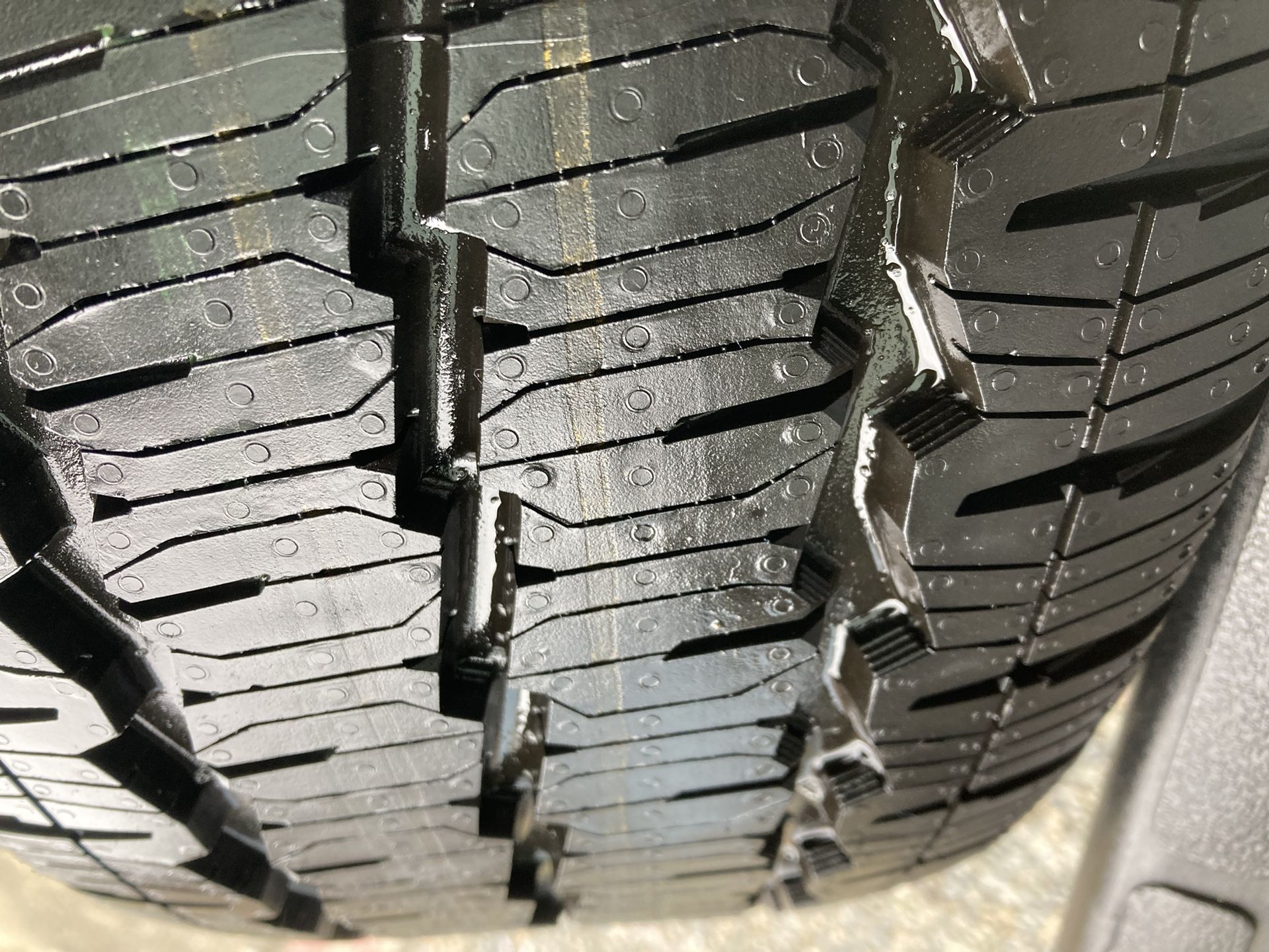 (1) NEW 235 55 17 Continental Tire
