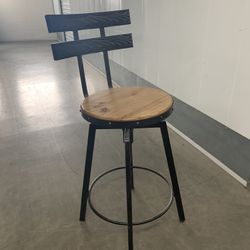 4 WOOD BARSTOOLS