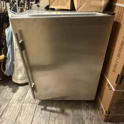 Sub-Zero 24” Stainless Steel Under-Counter Refrigerator (UC-24R) – New Open Box