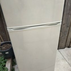 Refrigerator Magic Chef Nice Newer White 