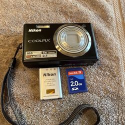 Nikon COOLPIX Coolpix S560 10.0MP Digital Camera - black with battery and 2 GB memory card. No charger
