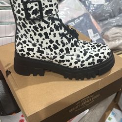 Bonita bota levi s  piel de vaca nueva 7.5 $25