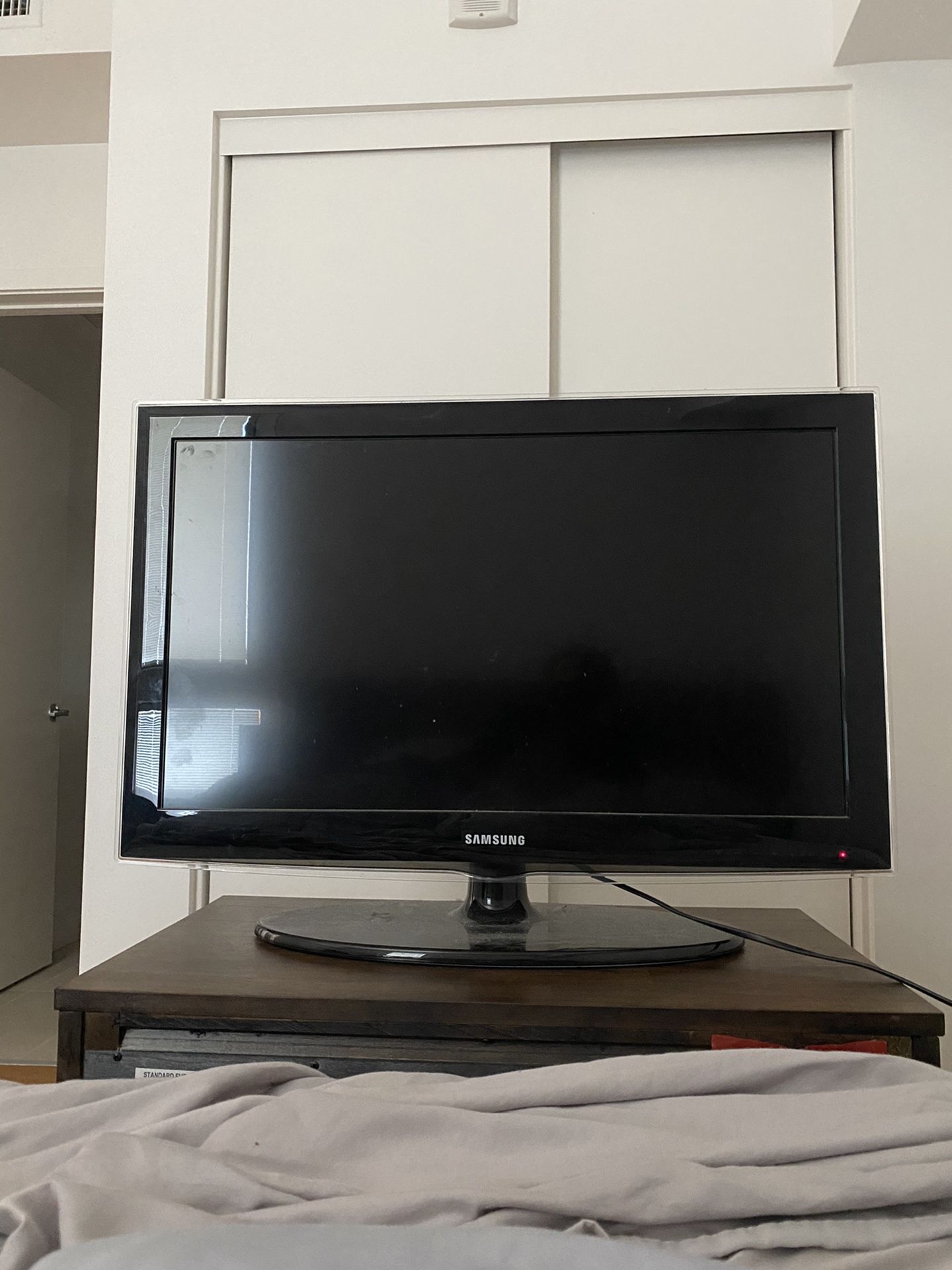 Samsung 27’ Flatscreen TV