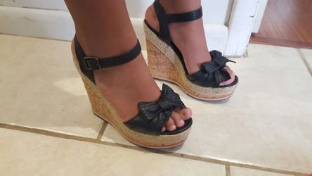 Steve Madden black wedge shoe