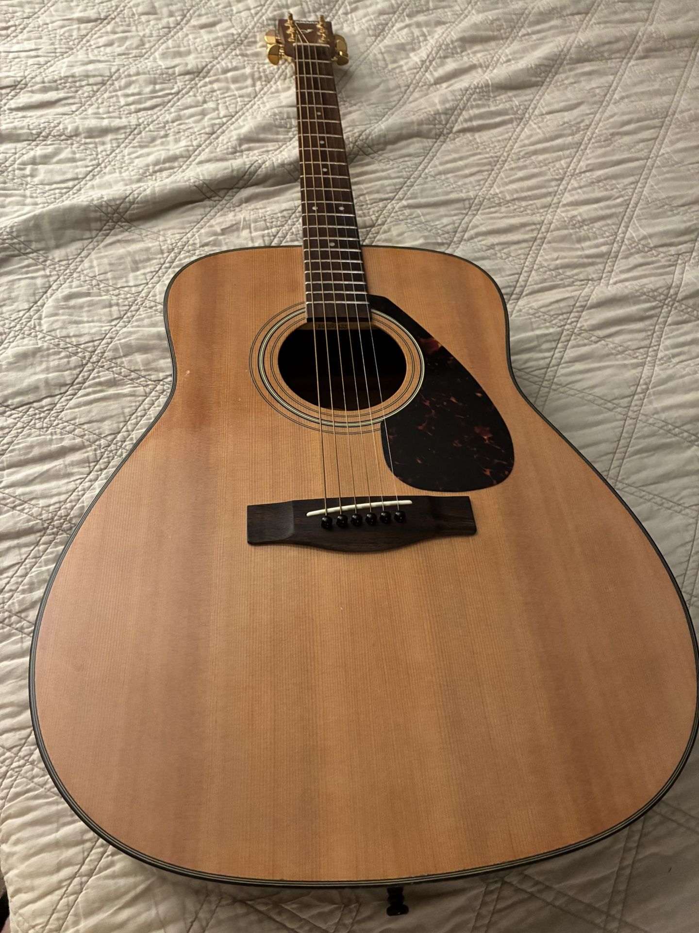 Yamaha F335 Acoustic Guitar