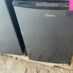 Midea 3.3 Cubic Feet Minni Fridge Brand New