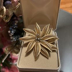 Gorgeous! Vintage ! Flower Pin/Brooch With Tiny Diamond Crystal Stones In the center 