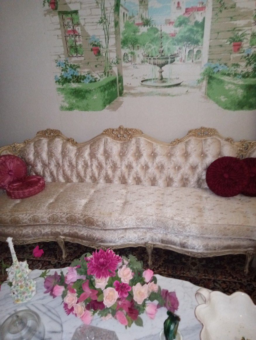 Vintage Couch Absolutely Beautiful
