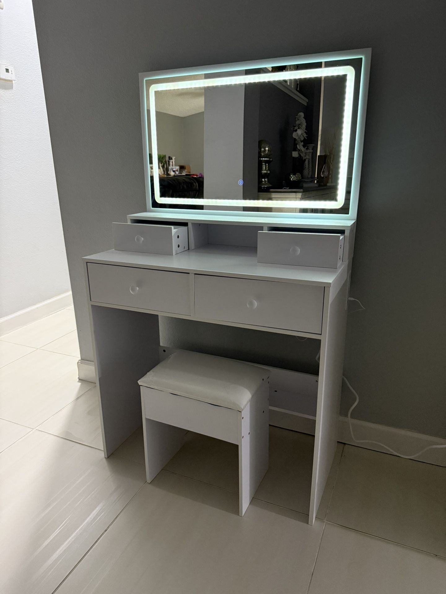 Beautiful White Vanity Dresser With Led Lights New 