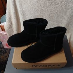 Brand New Size 7 Ladies Bearpaw Boots