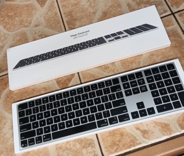 Magic Keyboard with Touch ID and Numeric Keypad for Mac models with Apple silicon (USB–C) - US English - Black Keys