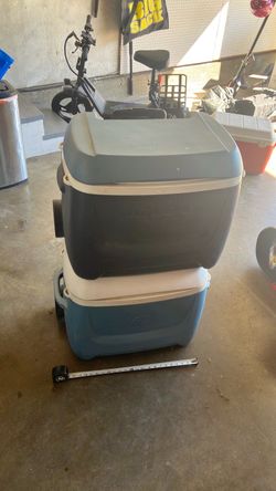 Large igloo cooler with wheels