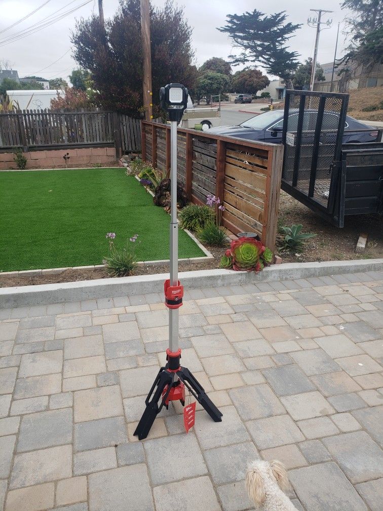 Milwaukee M12 Rocket Light