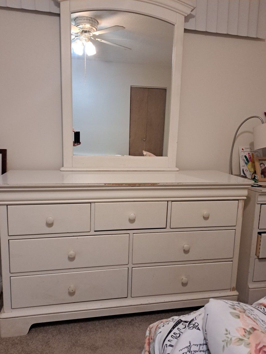White Clean Bureau With Mirror