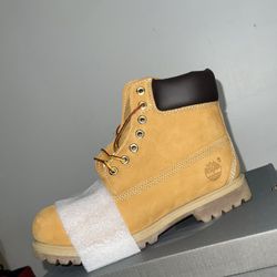 Last day to get you a bundle hmu going all day  $200 🔥✅🎁  -Nike sweatsuit  -pair of Cartier frames -pair of timbs