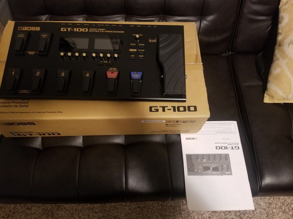 Boss GT-100 Version 2.0 Guitar Effects Processor/ with Gator Effects Pedal bag