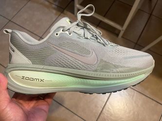 Nike Vomero 18 size 9