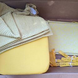 Party supplies - Yellow