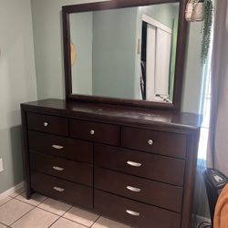 Dresser With Mirror 