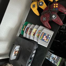 Nintendo 64 With 2 Remotes + 9 games !