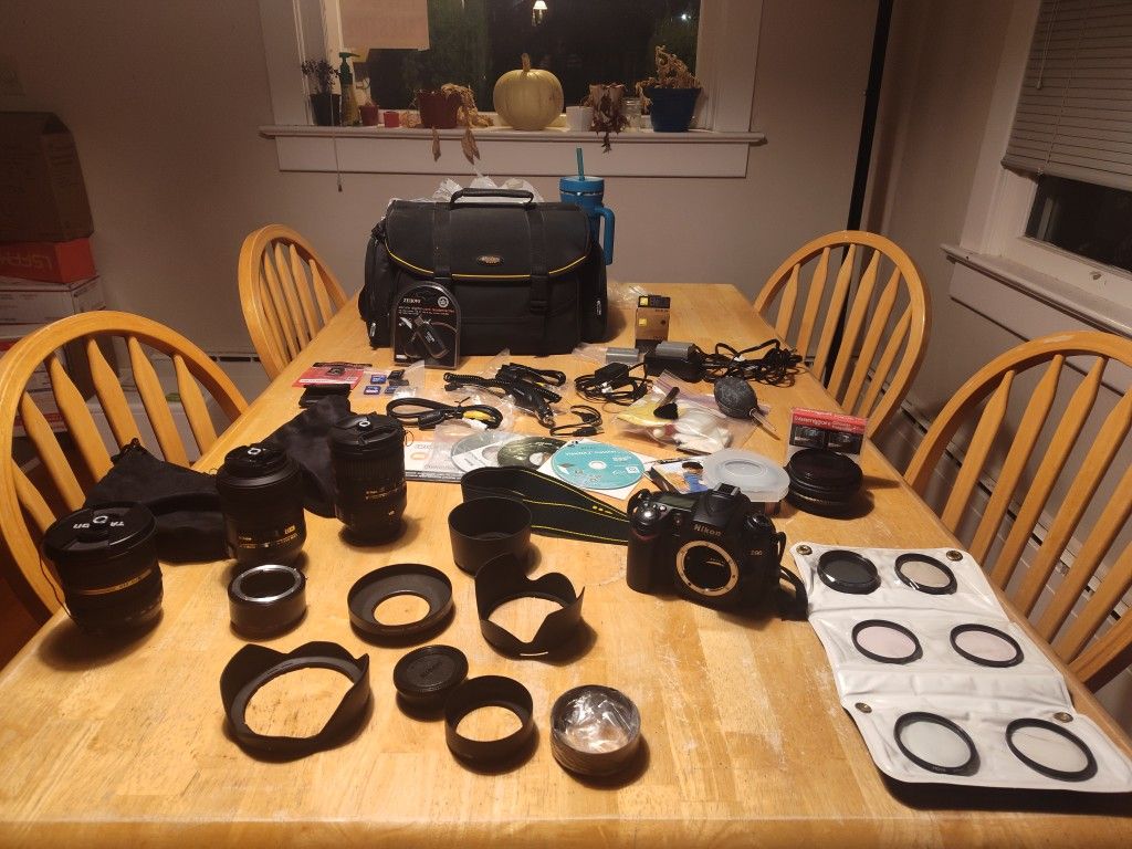 Nikon D90 With Lots Of Accesories