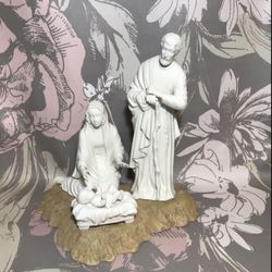 Boehm 1988 Porcelain Nativity Figures Mary, Joseph, Infant Christ & Base BOEHM 1988 BISQUE PORCELAIN NATIVITY FIGURES 4 PCS. THE CHRISTMAS STORY