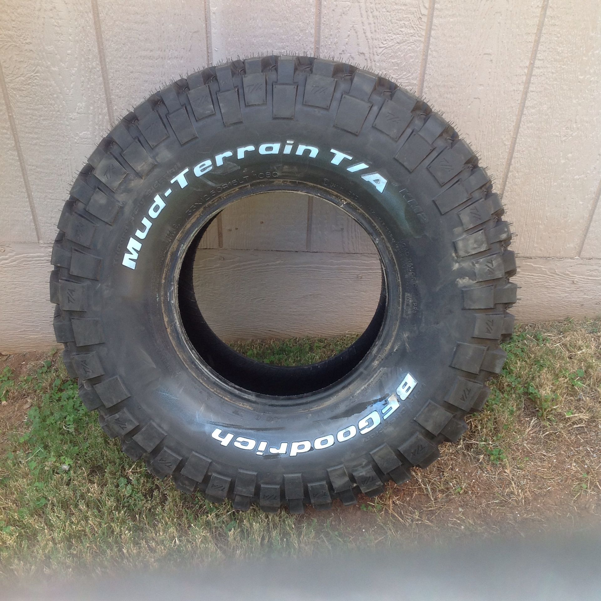 33x12.5x15 BFG mud terrain km2