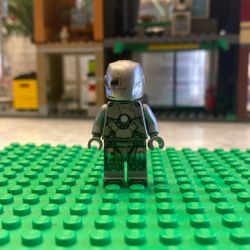 Extremely rare misprinted iron man mk 1 lego figure 