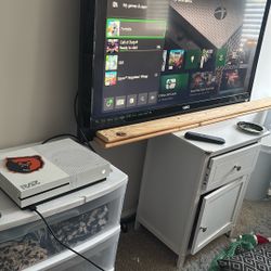 Xbox One And Tv For Sale As A Pair Or Separate Inbox Me For Pricing 
