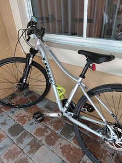 Bike bundle: trek women's hybrid bike + car rack
