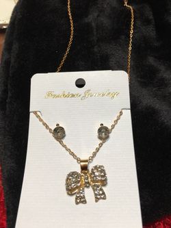 Gold Colored pendant with earrings necklace