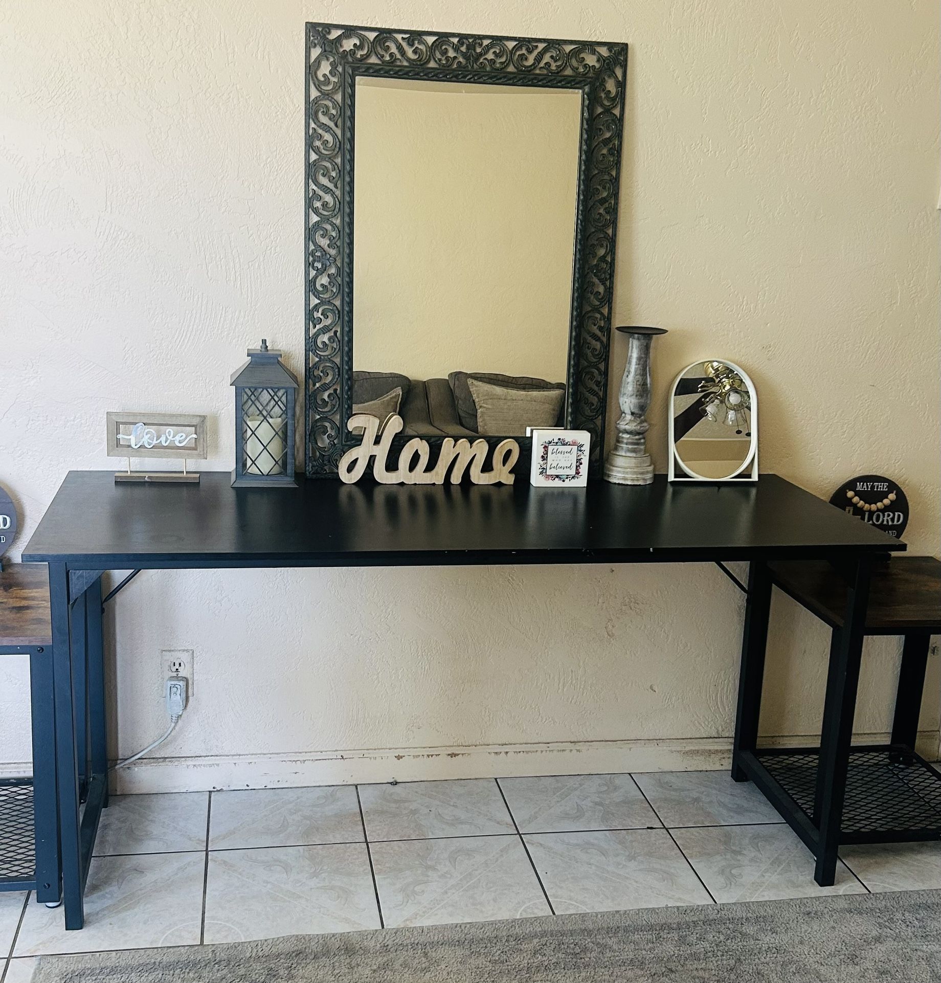 Entry Table / Desk