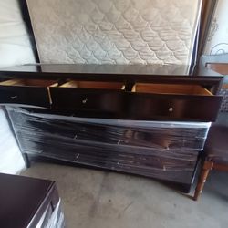 Dresser 2 Nightstands 