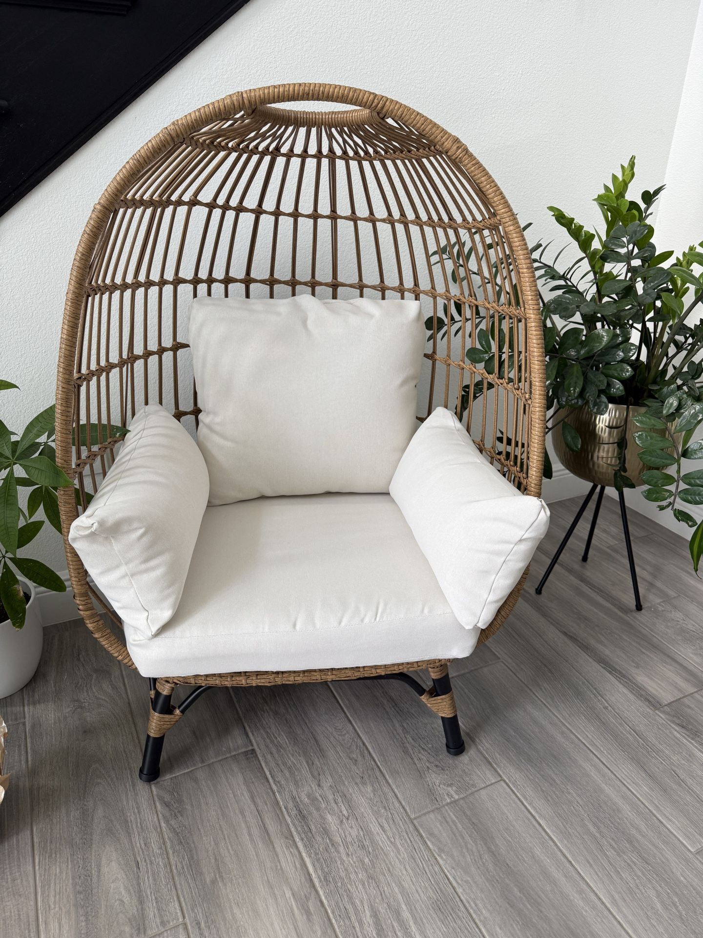 Oversized Egg Kid’s Chair