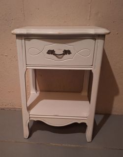 BEAUTIFUL OFF WHITE END TABLE