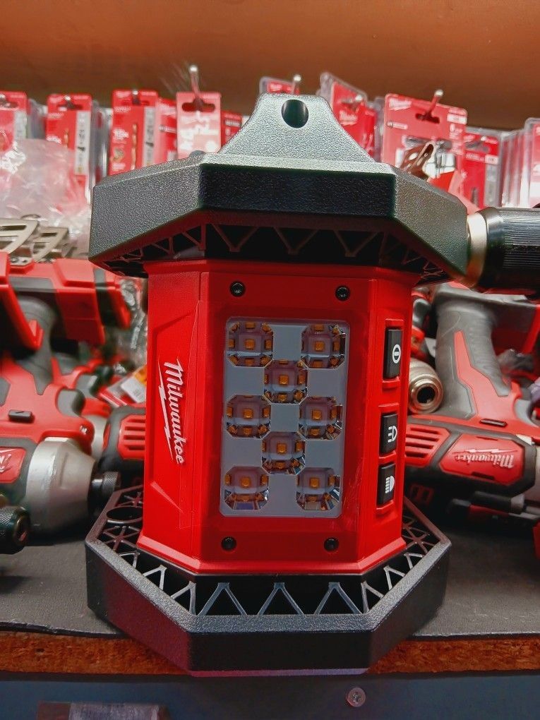 MILWAUKEE M18 ROBER LIGHT 1500 LUMENS LED