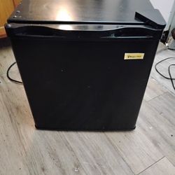 Magic Chef Mini Refrigerator 