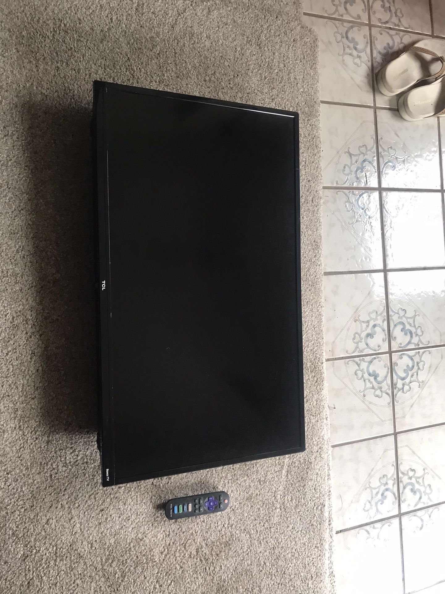 ROKU 32” TCL Smart TV With Remote Works Great