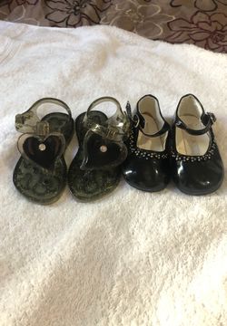 Zapatos de niña size 5 y 3 $4 por los 2 pares