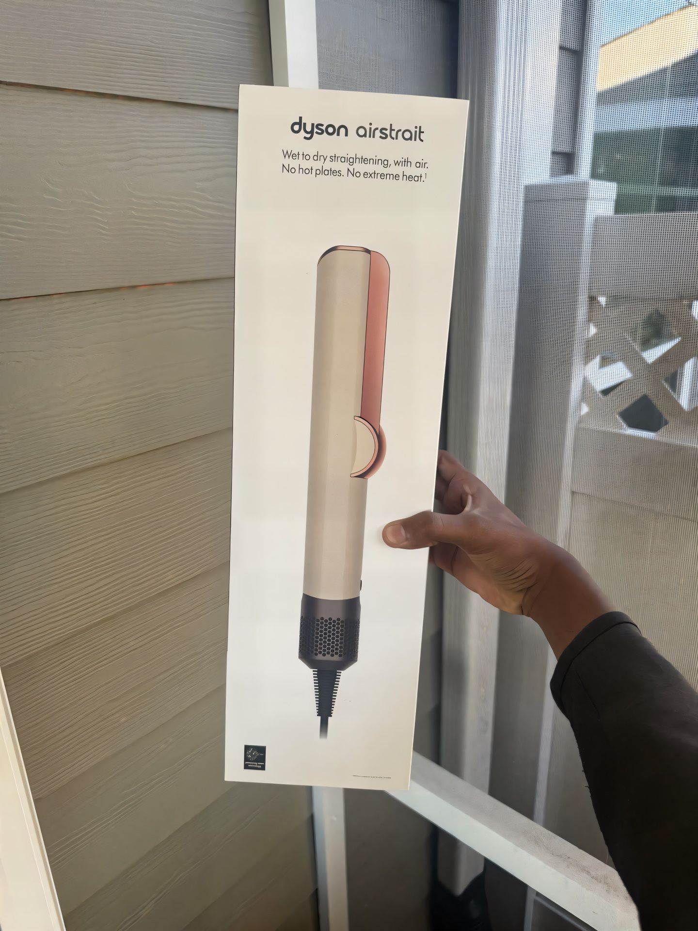 100% Authenticated & Certified Dyson AirStrait "Pink" - Latest Dyson Model - Send Your best Offer !
