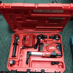 Dust Extractor, Tools-Power Milwaukee Dust Extractor brand new in Case