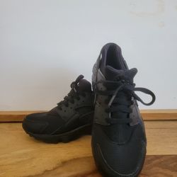 Black Nike Huarache sneakers shoes