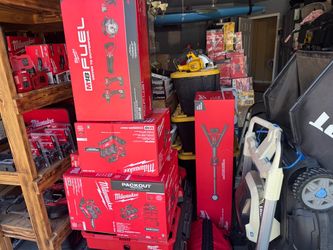 Tool yard sale now 1917 Martinho ave Tulare CA 9/19/25Milwaukee M18 FUEL Tool Combo Kit Box