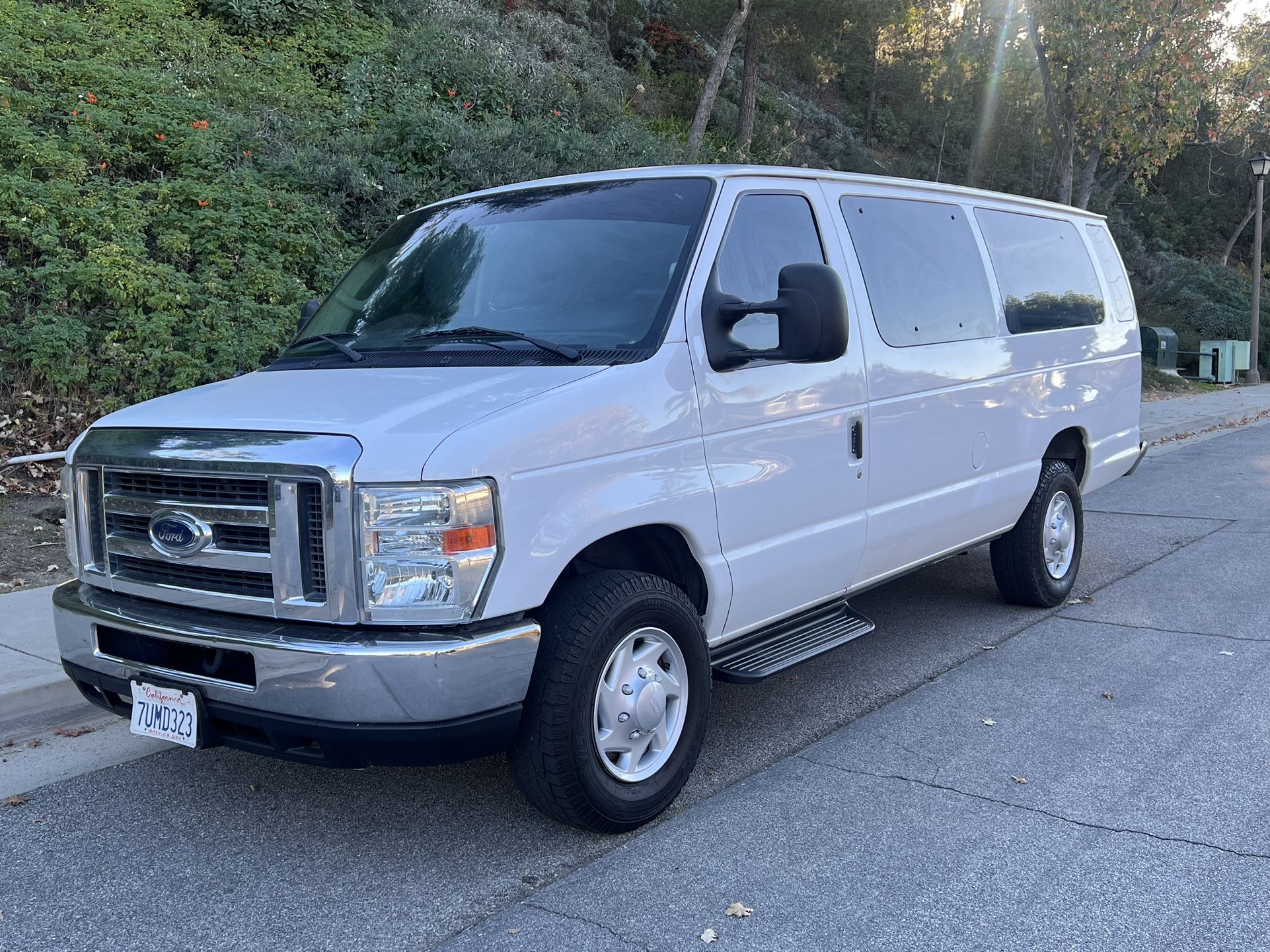 Ford E-350 XLT Extended Van w/tow hitch