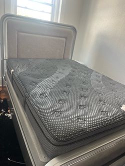 Bob’s Furniture Full Queen Bedroom Set with built in LED Lighting (less than a year old)