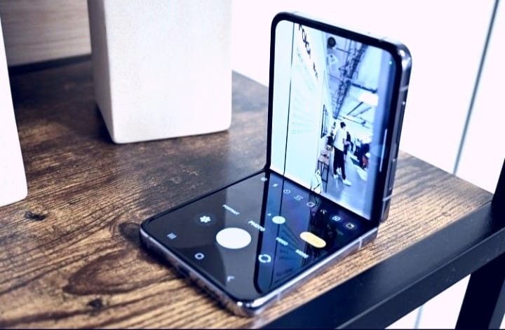 Samsung Galaxy Z Flip 4 5G  Unlocked, FREE Smartwach/ Headphones. Pay $1 Today Rest in payments. NO CREDIT NEEDED FINANCING