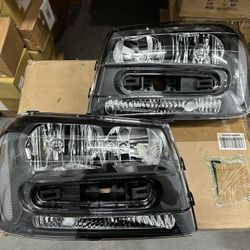 Headlights For 2002 To 2009 Chevy Trailblazer; Black Housing with Clear Corners./ Luces Negras 