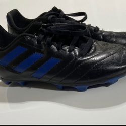 Kids size 3 Adidas soccer cleats