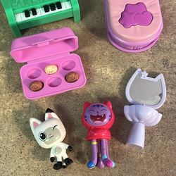 Gabys Dollhouse Figures And Furniture 